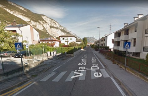 Pedestrian crossing on a residential street in Trento with standard crossing signs, before the smart intersection pilot